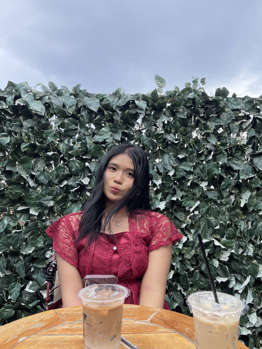 caibeeng's tweet image. tidak sabar menghadiri kondangan terus lanjut ngedate lagi sama pacarku🥰💐🌷🩷💗