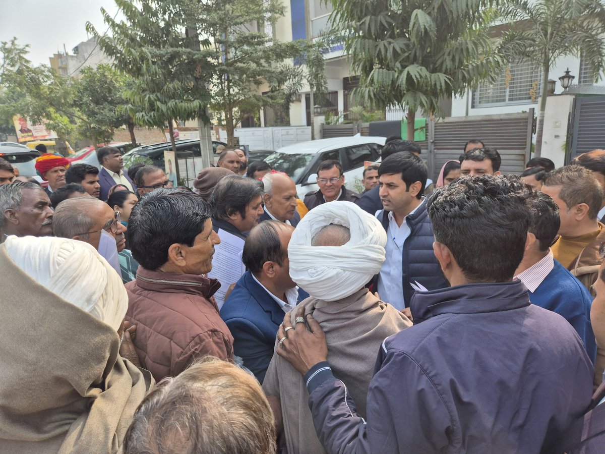 || राम राम सा ||
"जन समस्या का समाधान ही जनसेवा का सर्वश्रेष्ठ माध्यम है"

मानसरोवर स्थित जनसंपर्क कार्यालय पर जनसुनवाई कर बगरू परिवार के सम्मानित सदस्यों, आमजन एवं कार्यकर्ताओं से मुलाकात की। 

इस अवसर पर उनकी समस्याओं से अवगत हुआ तथा शीघ्र निराकरण हेतु संबंधित अधिकारियों को