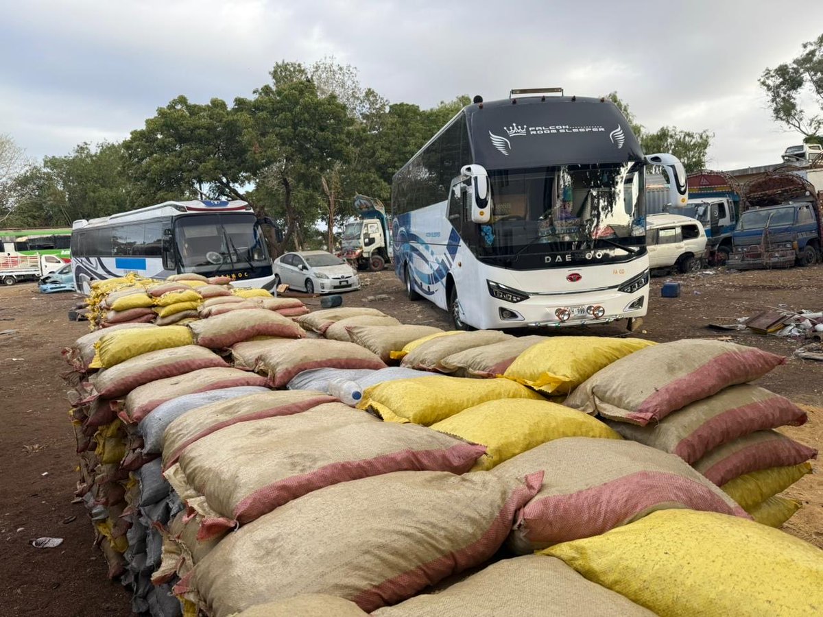 FBRSpokesperson's tweet photo. #CustomsEnforcement Gadani, in an intelligence-based anti-smuggling operation, with support of #FCBalochistan &amp; local Police, seized 30.5 MT smuggled betel nuts &amp; 4 passenger buses near Ashok Pump, Hub. Total value of seized goods &amp; buses is Rs. 252.5 million.1/2
@RadioPakistan https://t.co/BgL4s4yyFJ