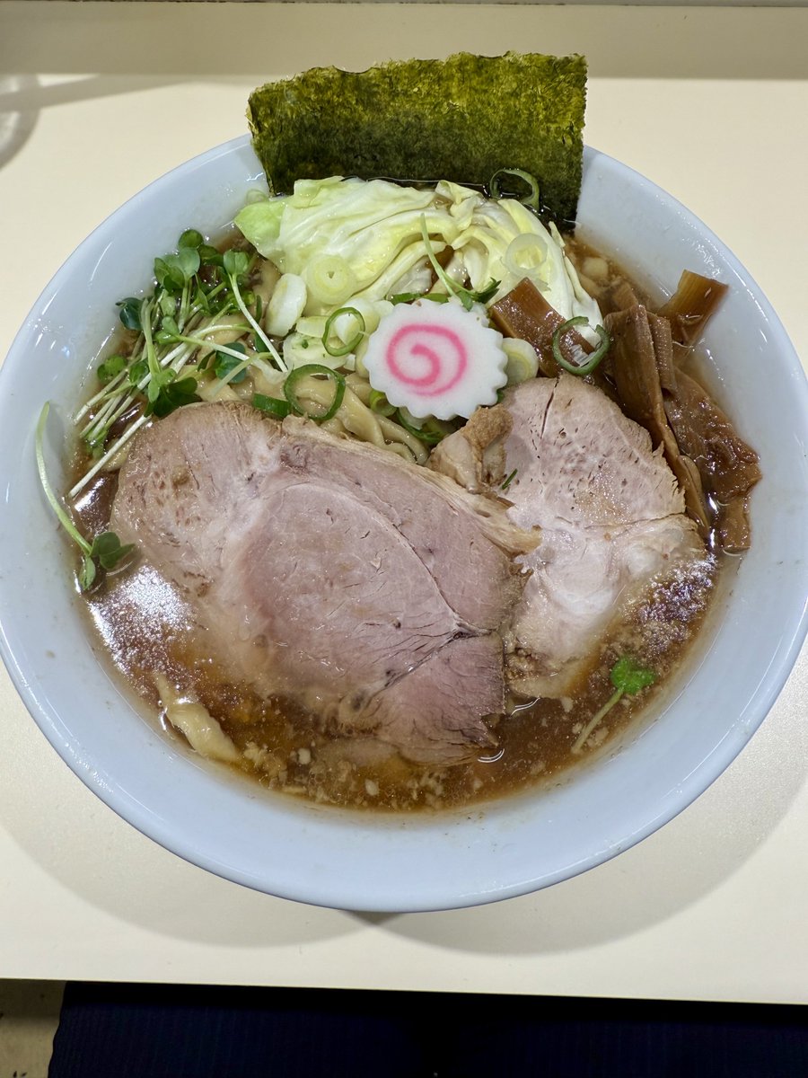 kemari34's tweet photo. 自家製麺 二丁目ラーメン
醤油ラーメン(ちょっと少なめ)

濃いめのスープがガツンとくる。極太麺との相性が最高。切り立てのチャーシューもうまい！ https://t.co/96ryZ9UGA9