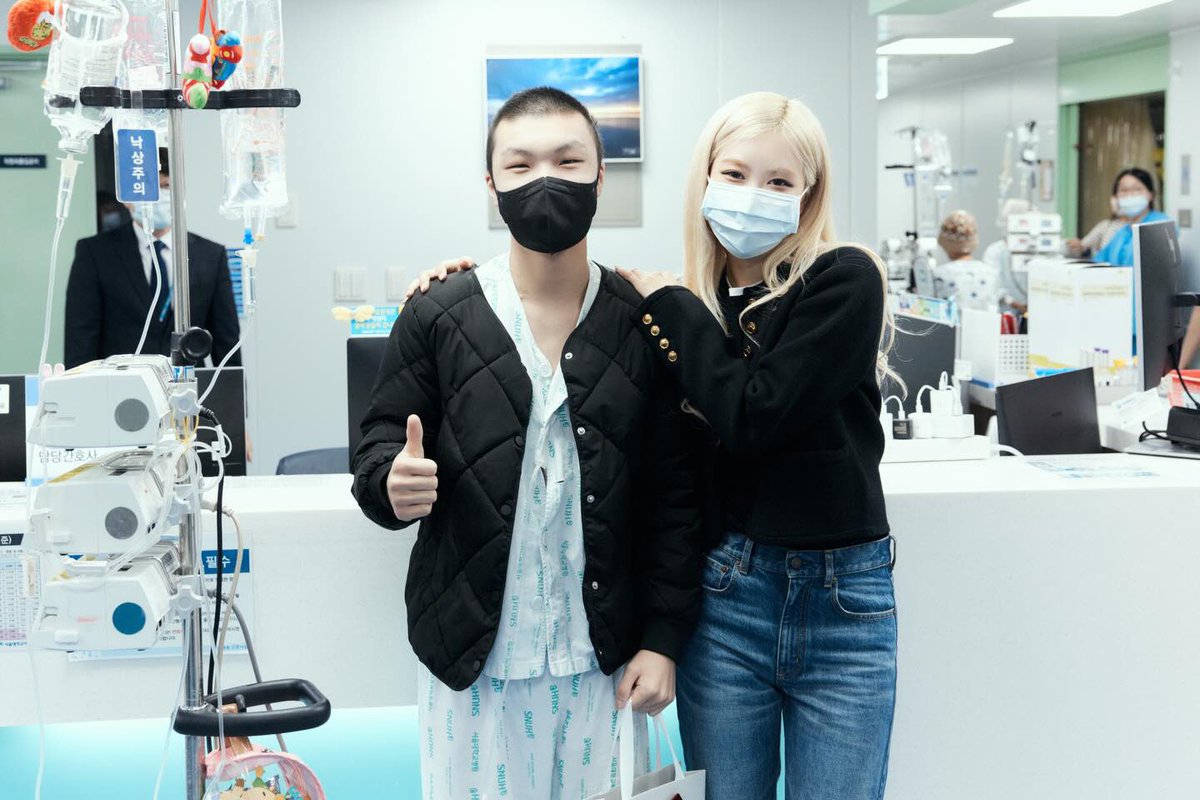 TheePopCore's tweet image. ROSÉ spent Christmas Day on a visit to Seoul National University Children’s Hospital, sharing precious moments with young patients and bringing smiles to their day.

In her latest IG post, she reflects on the year with a heartfelt message, this shows her gentle heart and sincere…