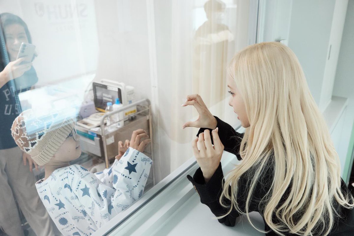TheePopCore's tweet image. ROSÉ spent Christmas Day on a visit to Seoul National University Children’s Hospital, sharing precious moments with young patients and bringing smiles to their day.

In her latest IG post, she reflects on the year with a heartfelt message, this shows her gentle heart and sincere…
