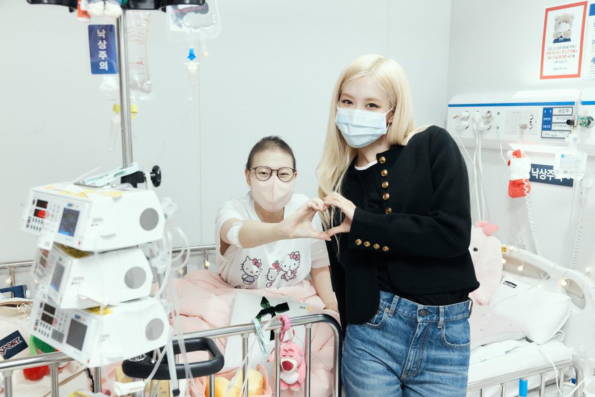TheePopCore's tweet image. ROSÉ spent Christmas Day on a visit to Seoul National University Children’s Hospital, sharing precious moments with young patients and bringing smiles to their day.

In her latest IG post, she reflects on the year with a heartfelt message, this shows her gentle heart and sincere…