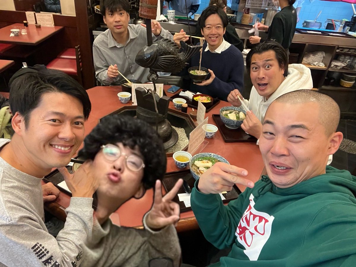 fujimossan07's tweet photo. ギャグ芸人みんなで年越しそば食って2025年〆！（※画像一部合成あり） https://t.co/Klg76kO1Qc