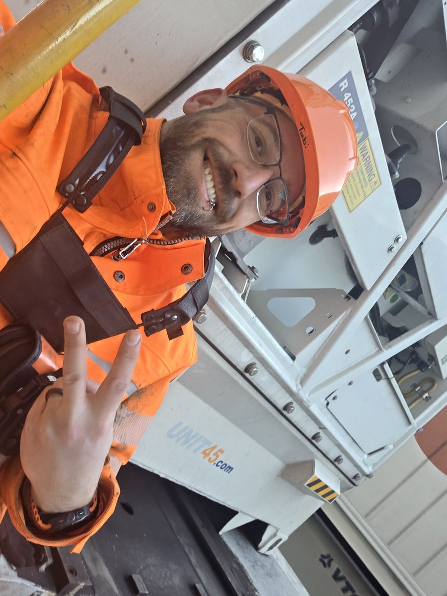 Guten Morgen 👋

Mein Rangierleiter ist krank, also ist der Dispatcher auf der Rangierlok und ich darf bei eisigen -5° Rangierleiter spielen 🥶

An sich macht das mega Freude, wenn es etwas wärmer wäre 😅

Zum Glück kommt gleich die Sonne raus.