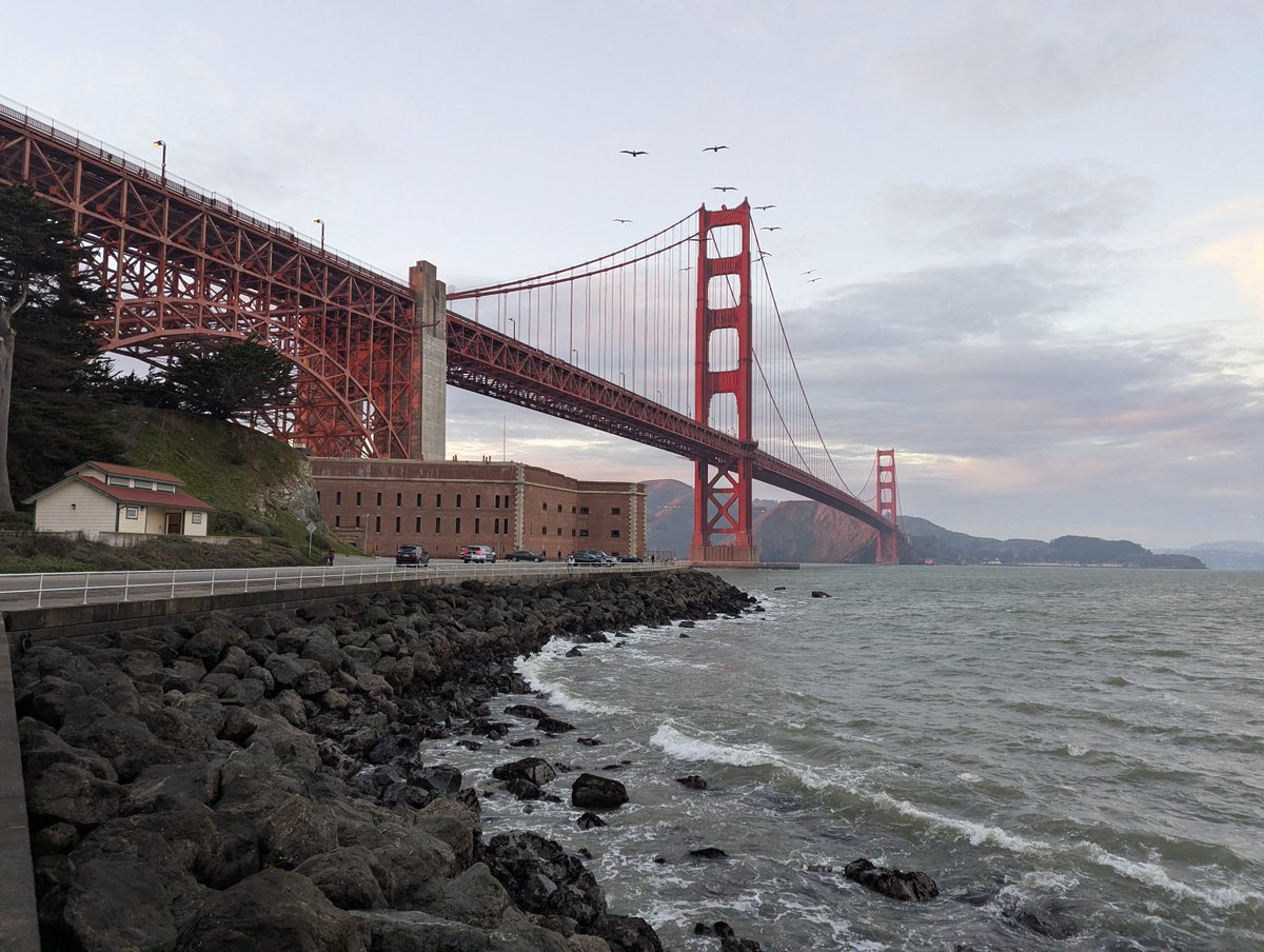 ralucam's tweet photo. One more bridge sunset run to end the year and an incredible first year at @SierraPlatform!  I’m grateful for all the amazing people I’ve met and the exciting problems we get to work on 🚀.

Happy New Year, everyone! Wish you an amazing 2026! ❤️ https://t.co/R08Ej96vFH