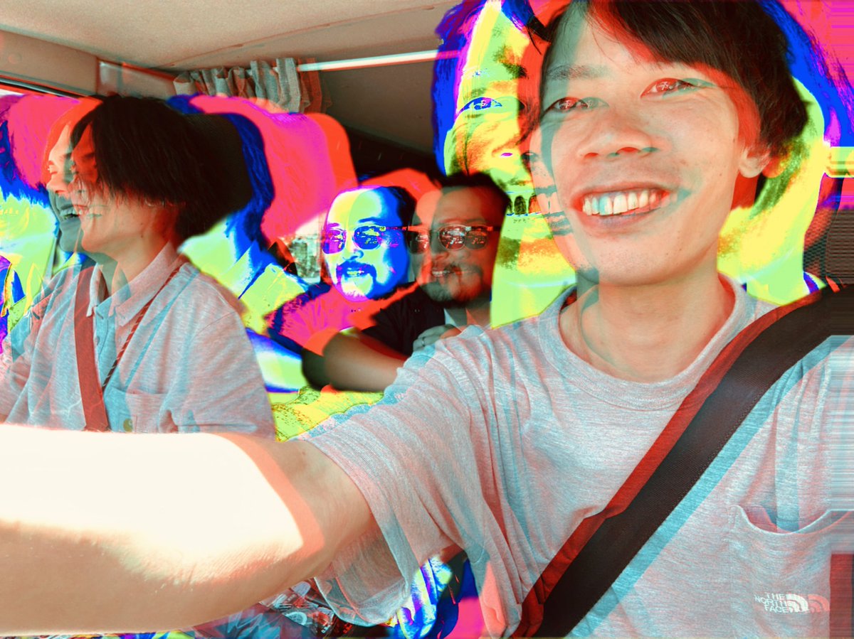 CT_BOX's tweet image. 皆様、本年も大変お世話になりました。
メンバーの入れ替わりやそれぞれの生活でのあれこれがある中でも数本ライプができて大変楽しかったです。
来年は新曲作ってお披露目します。
※毎年、集合写真を撮っておりましたが今年は都合により過去写真(サイケデリックアレンジ)でご容赦ください。