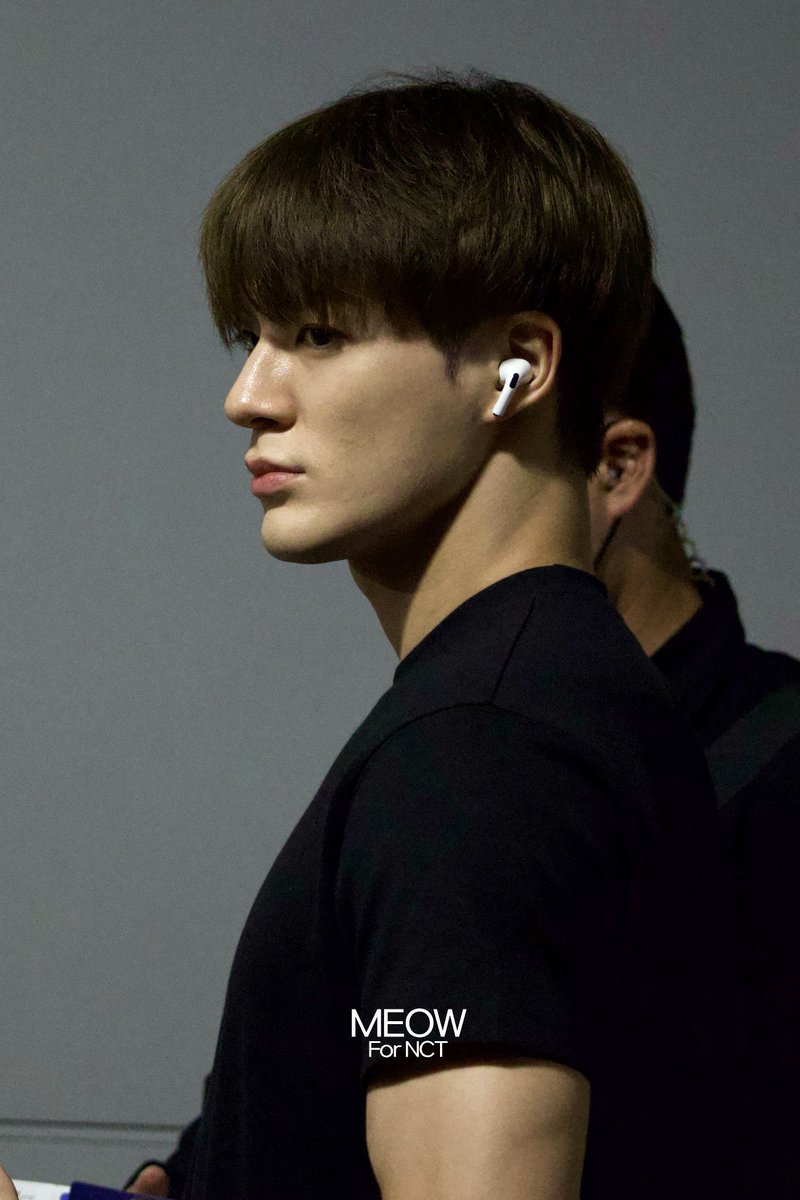 kyoongjn's tweet photo. jeno in plain black tshirt >>>> https://t.co/e8rI1JXyiH