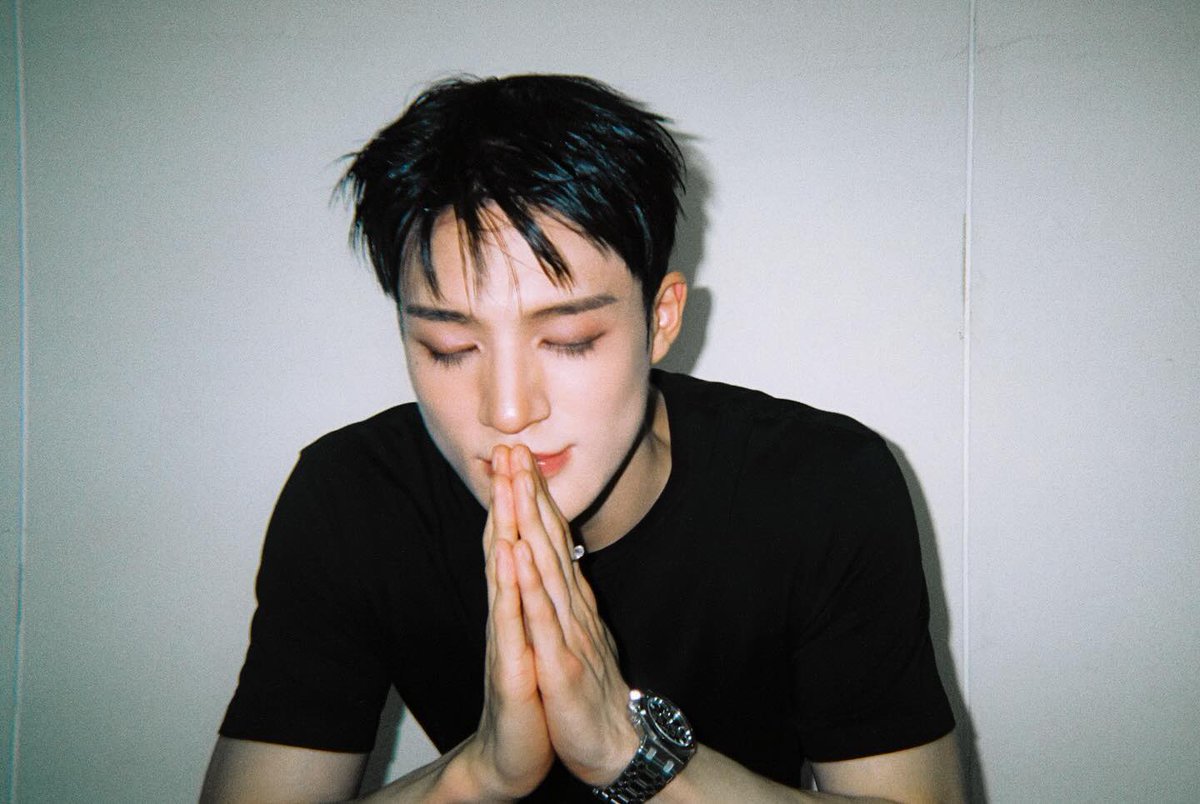 kyoongjn's tweet photo. jeno in plain black tshirt >>>> https://t.co/e8rI1JXyiH
