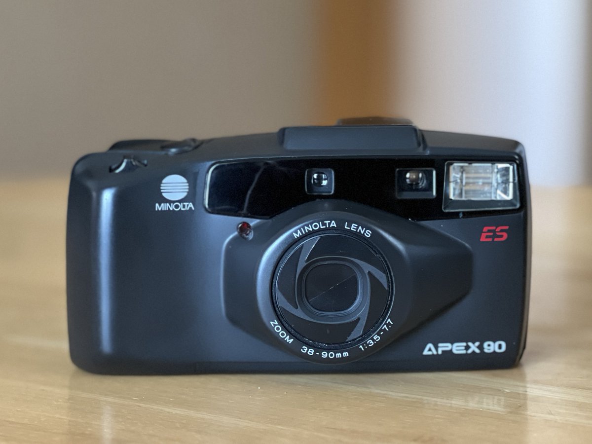 makotodengana's tweet photo. 先日、中古カメラ店巡りで見つけたジャンクカメラ APEX90

私が入社2年目（1990年）に設計担当したカメラなのですが、ジャンク品とは思えない外観の綺麗さ　迷い無く購入しました（¥550）

#ミノルタ
#minolta
#フィルムカメラ
#filmcamera
#APEX90 https://t.co/k0KiNFCqNs
