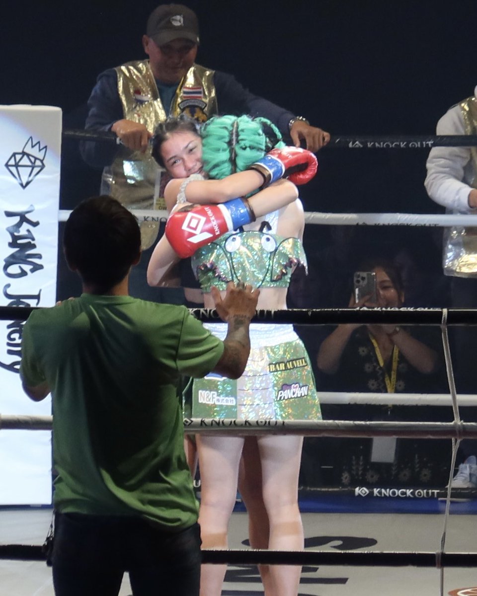 2025.12.30／代々木第二体育館
#ぱんちゃん璃奈 選手（0-3）サネーガーム選手
ぱんちゃん選手は肘有りルール初戦でしたが、相手が強すぎた！17歳ながら2週間前にONE、RWSの強豪選手も参加する「SEA GAMES」で金メダルを獲得したばかりの選手！未体験ルールに挑むには強すぎた！😭
#KOCLIMAX2025