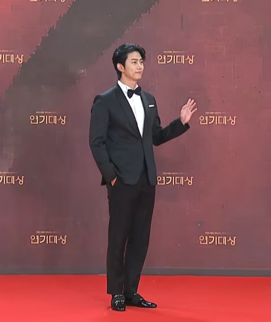 Massi_Okaytaec's tweet photo. And hear is  our stylish, charming  ok Taecyeon  at the KBS Year-End Award Ceremony 🥰🥰🥰💚💚💚💚
 #TAECYEON #2PM #2025KBSDramaAwards https://t.co/uyBSjvmn0l