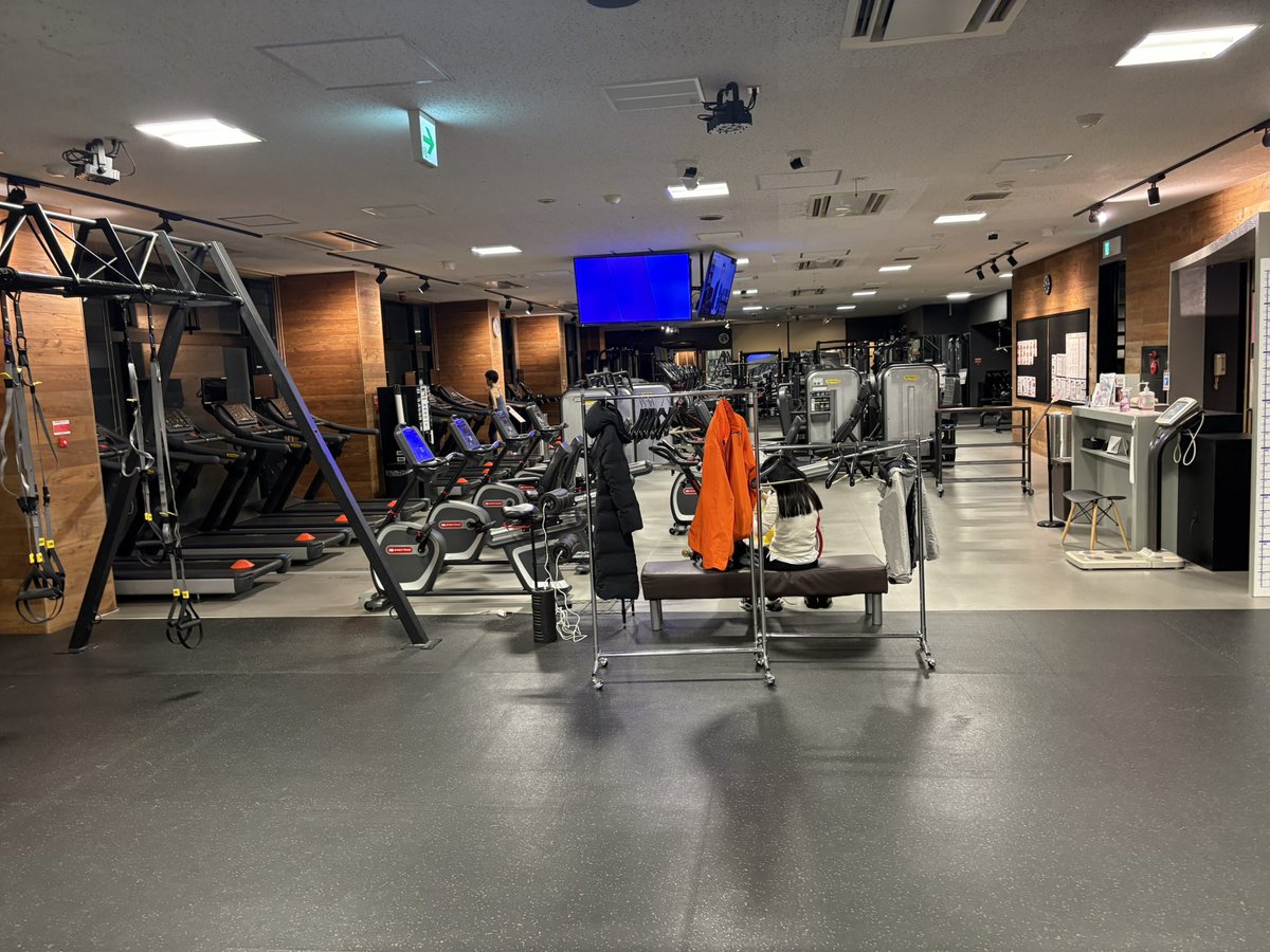 大晦日に久しぶりに浮上しました。

大晦日のジムは空いてて良い感じです。

来年は、マラソンとヨガと頑張りたいと思います！

皆様も良いお年をお迎えください🙆