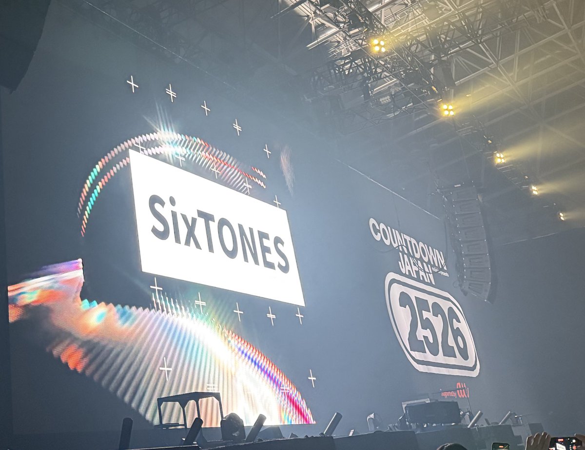 __chain_gang__'s tweet photo. SixTONES。田中樹の「アイドルのLIVEを観てってください」から始まった"君がいない"で、彼等のことを初めて観るロックオタク達に、アイドルという職業がいかにかっこいいかをまざまざと見せつけていた。6人とも能力がバチ高くてグルーヴが凄まじかった。生バンドも含めて本当に引くほどかっこよかった https://t.co/GFeQiRQGUJ