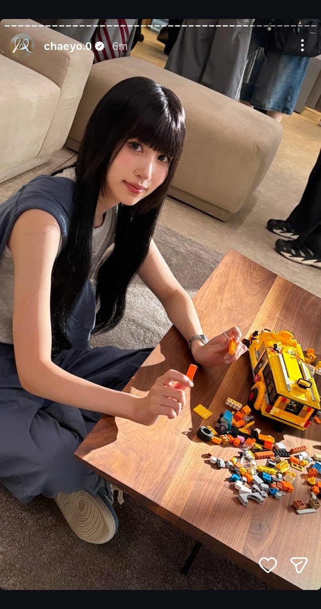 godmitzu's tweet image. Chaeyoung sent a photo of Mina and then a photo from 'GIRL' immediately after.