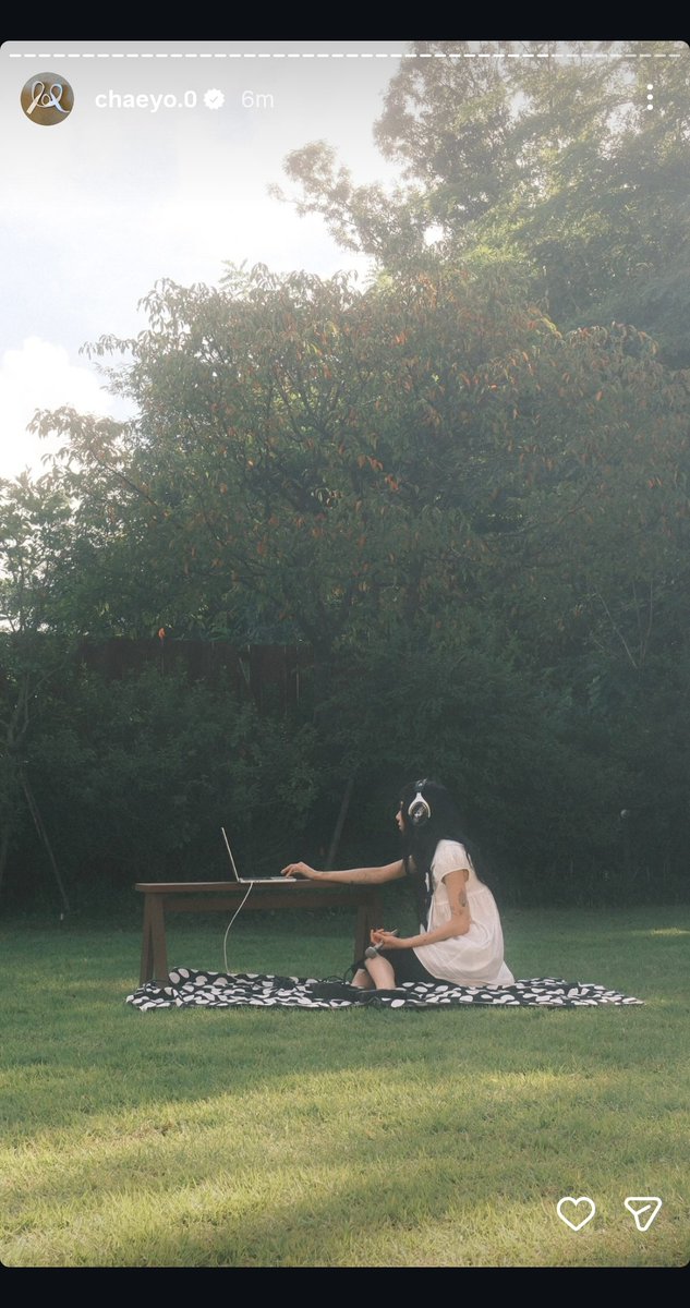 godmitzu's tweet image. Chaeyoung sent a photo of Mina and then a photo from 'GIRL' immediately after.