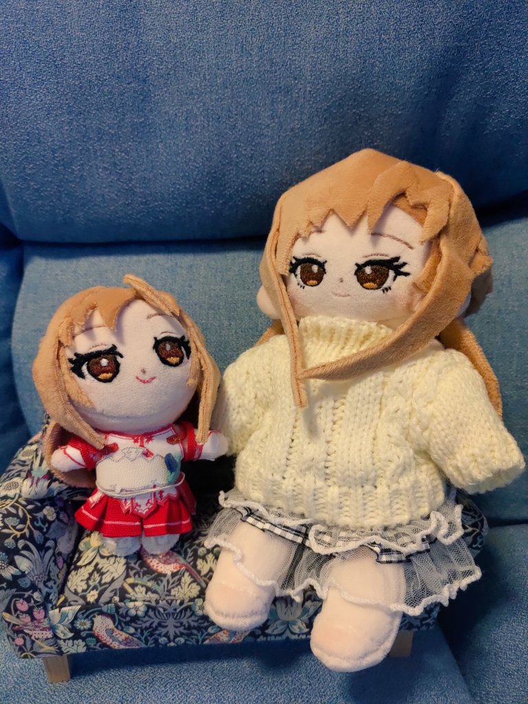 zz333zz33's tweet photo. 今年最後の子。SAOのアスナちゃんです。夏に10cmの顔の刺繍だけ先に完成させ、20cmぬいと10cmぬいの全身と衣装ができたのがクリスマス（20cmのセーターは既製品）10cmぬいの衣装の模様は手書きです。
10cm→グッズプロ様
20cm→ぴよぴっこ様
#たきゅーとちゃんできたよ https://t.co/2KcUDOSPYj