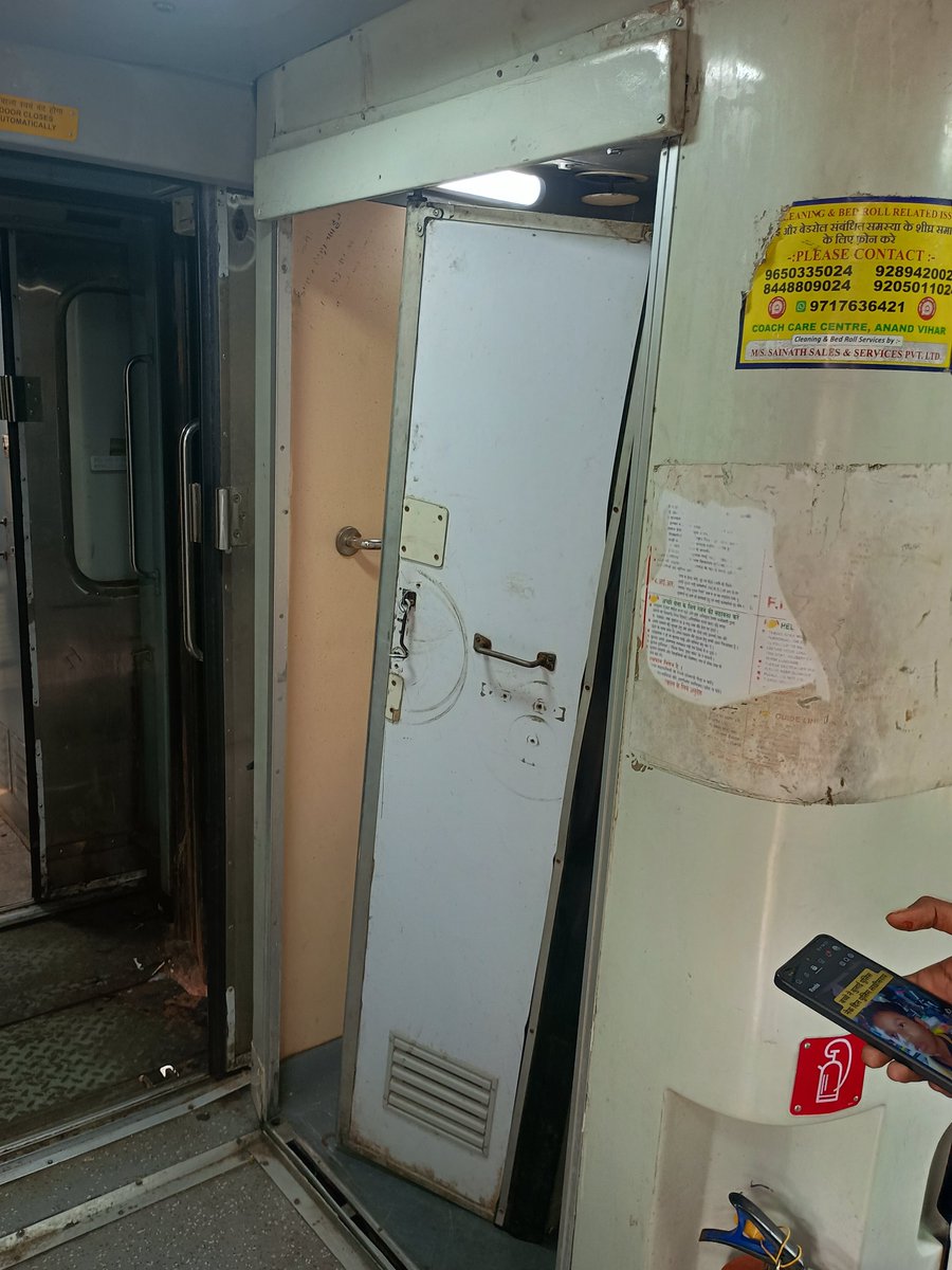 kumar_anjanish's tweet photo. @railcomplaint @RailMinIndia @RailwayNorthern @ECRlyHJP @Railminister1 

Status of Toilet Gate in Anand Vihar-Jaynagar Garib Rath Express Train No. 12436 (Coach: G1). One more toilet gate of Coach-G2 is also in the same condition. https://t.co/sabTDHKsz6