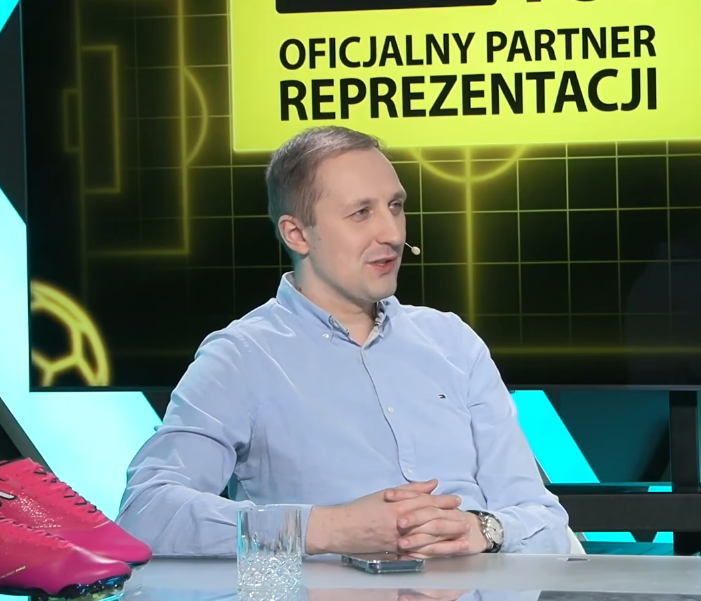 Meczykipl's tweet photo. 🗣️ @mRokuszewski: Bardzo szybko oswoiliśmy się z tym, że Jagiellonia jest w miejscu, w którym jest, a przecież wcale nie było oczywiste, że mistrzostwo Polski nie okaże się jednorazowym wyskokiem, po którym nastąpi powrót do szeregu. Dziś mamy zespół, który potrafi łączyć grę w europejskich pucharach z rywalizacją w Ekstraklasie. Nie wiem, czy postaci roku jeśli chodzi o polską piłkę nie szukałbym w Białymstoku - udało się zbudować stabilny klub, w przypadku którego jesteśmy pewni. Jak jeszcze Jagiellonia zdobywała mistrzostwo, to było myślenie, że może być wstyd w pucharach, że w lidze jak Śląsk mogą zaraz walczyć o utrzymanie - tak się jednak nie dzieje, głównie dzięki jakości na poziomie ludzkim: dyrektorowi sportowemu, trenerowi i osobom zarządzającym klubem.

🔴 Podsumowanie piłkarskiego 2025 roku ⤵