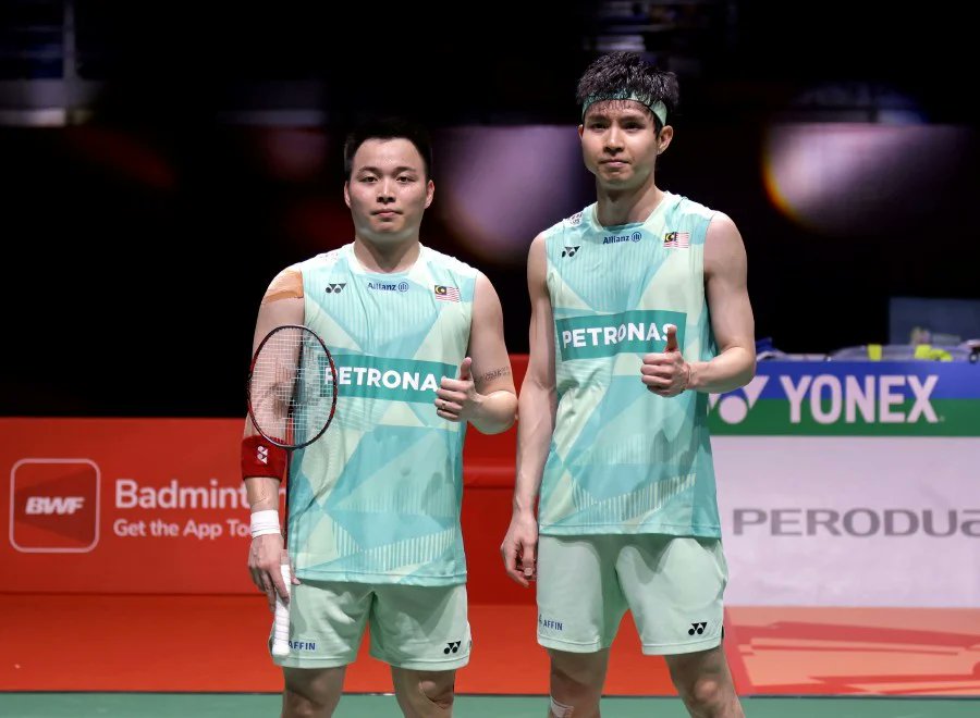 BadmintonR45199's tweet photo. #Stat2025 – Men's Doubles
1⃣🇰🇷Kim Won Ho/Seo Seung Jae played 79 matches in 2025, tied the record of most matches in single season as a MD pair with a Polish pair:
1. 79 🇰🇷Kim/Seo 2025⭐️
1. 79 🇵🇱 Cwalina/Wacha 2016
3. 75 🇯🇵Kamura/Sonoda 2019
4. 74 🇮🇩Setiawan/Ahsan 2019
5. 73 🇩🇰Astrup/Rasmussen 2024, 🇰🇷Kang Min Hyuk/Seo Seung Jae 2023
2⃣(individual) 🇰🇷Kim Won Ho and Seo Seung Jae both played 85 matches this year, just 1 less than 🇰🇷Lee Yong Dae's record of "most MD matches played in single season":
1. 86 🇰🇷Lee Yong Dae 2011
2. 85 🇰🇷Kim Won Ho, Seo Seung Jae 2025⭐️
4. 83 🇰🇷Lee Yong Dae 2013
5. 81 🇰🇷Ko Sung Hyun 2011
3⃣🇰🇷Kim/Seo's win rate of 2025 is 91.13%, ranked 2nd in MD history (minimum 50 matches)
1. 91.30% 🇮🇩Minions 2018 (63-6)
2. 91.14% 🇰🇷Kim/Seo 2025 (72-7)⭐️
3. 90.16% 🇰🇷Kim Moon Soo/Park Joo Bong 1991 (55-6)
4. 88.0% 🇮🇩Indra/Joaquin 2025 (44-6)⭐️
5. 87.5% 🇰🇷Jung Jae Sung/Lee Yong Dae 2008 (49-7)
6. 87.27% 🇮🇩Minions 2017 (48-7)
7. 86.44% 🇰🇷Lee Yong Dae/Yoo Yoen Seong 2014 (51-8),
🇨🇳Cai Yun/Fu Haifeng 2011 (51-8)
4⃣(TPE)Chiu Hsiang Chieh/Wang Chi-Lin and 🇲🇾Junaidi Arif/Yap Roy King played the most events (24) in 2025.
See Picture 4 for the Top 20 ranking list.
(MD pairs from Chinese Taipei and Malaysia are really hard-working this year! 😆
5⃣(Individual) 🇮🇩 Muhammad Fikri recorded the most runner-up in 2025 (6), followed by 🇮🇩Fajar Alfian (5), and 🇲🇾Aaron Chia/Soh Wooi Yik (4).
6⃣🇰🇷Kim/Seo won the All England, World Championships and World Tour Finals in 2025, becoming the 2nd pair to win all 3 major titles in the same year, after 🇮🇩 Setiawan/Ahsan, who first achieved it in 2019.
Their prize money of 2025 is: $988,208, just missed the chance to surpass $1M, alongside 🇰🇷An Se Young.
Will they be able to reach it next year?😌