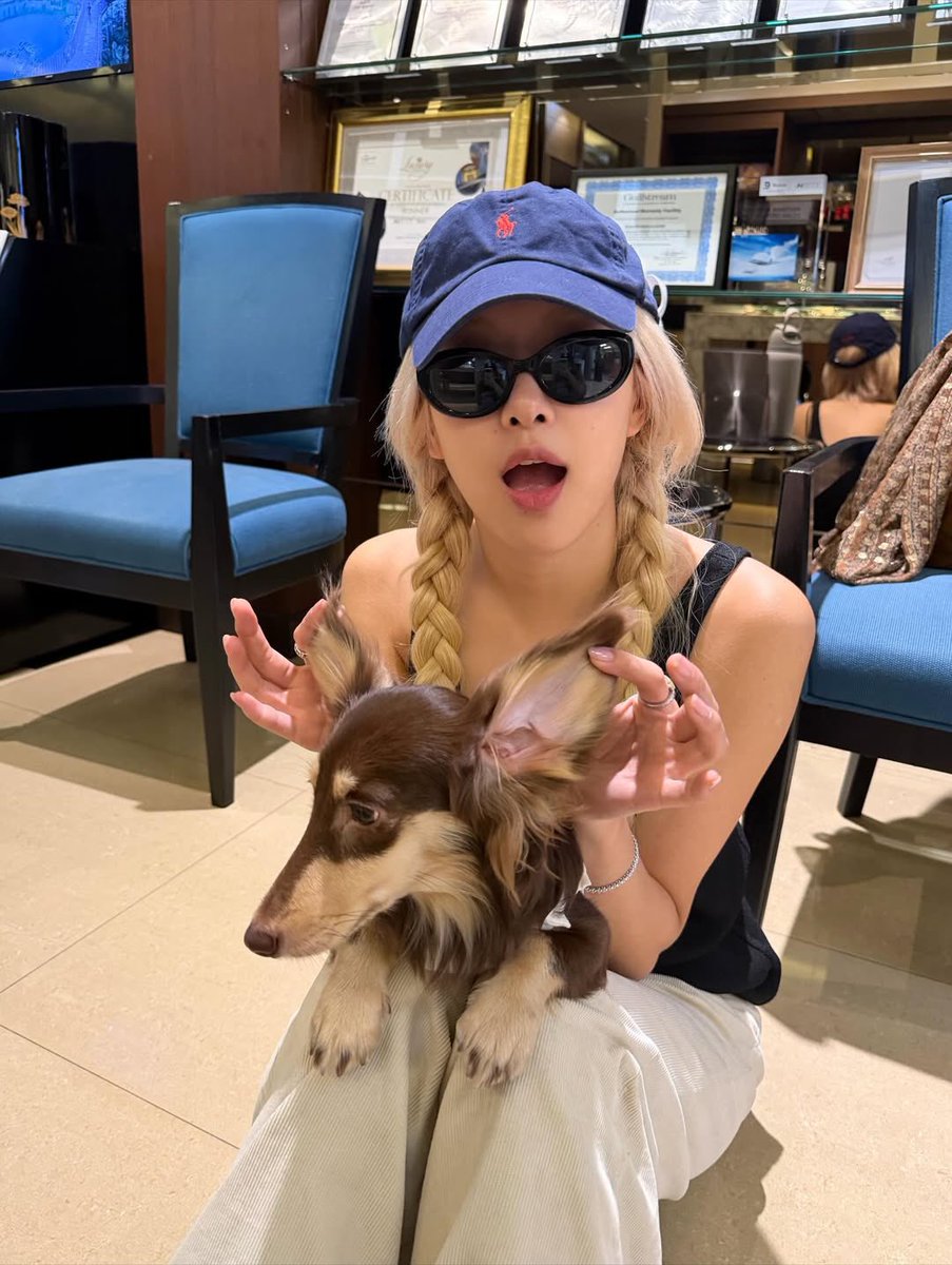 lalisalovemme's tweet photo. got a slight chaelisa crumb before the year ends. 😋 https://t.co/1VcMrNmxZt