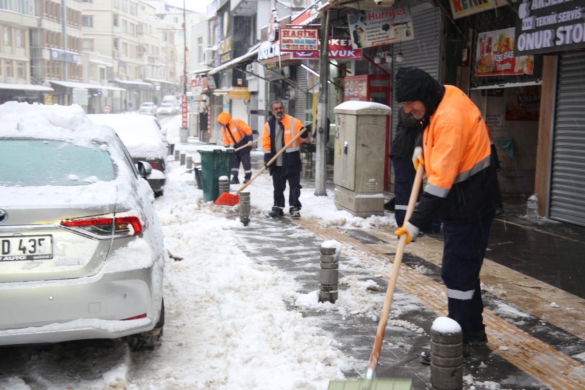 ❄️ Şehrimizin her noktasında kar temizleme çalışmalarımız aralıksız devam ediyor.

Belediye ekiplerimizle sahadayız, ulaşımın güvenli ve kesintisiz olması için 7/24 görev başındayız.

Kilis için çalışmaya devam ediyoruz.