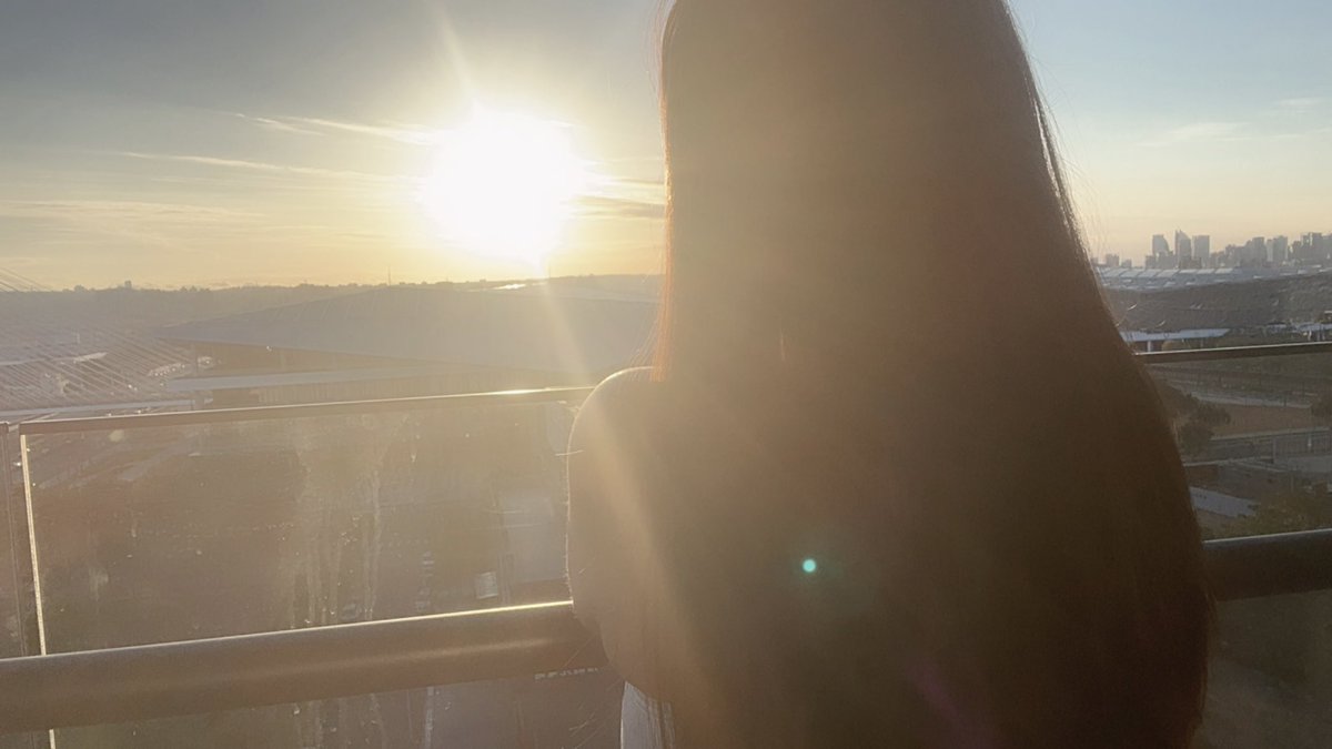 好的 沒人找
那現在有兩個選項
ㄧ 現在出門去中央公園
二 搬椅子到頂樓遠觀跨年場等煙火

但沒意外我應該是選後者啦吧嗎
嘿嘿

附一張2025最後一天的太陽🌞