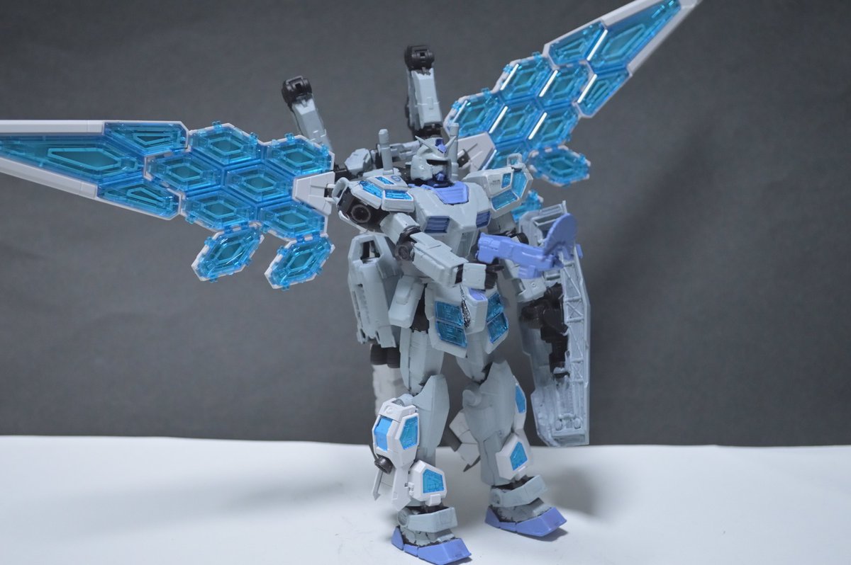 万博ガンダムこと「Eガンダム」
グラスフェザー装備のガンプラ
(EGではなくグレード不明の方)
をG3風の色合いに塗装

今年最後のガンプラ投稿は
一年の思い出としてこれにします
個人的な設定としては特に考えず
宇宙作業用という元々の万博ガンダムの設定そのままです

#ガンプラ
#ガンプラは自由だ