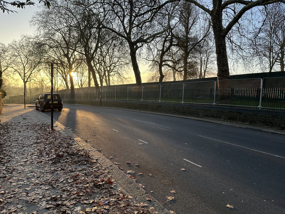 PatrickMulkern's tweet image. The total closure of #PrimroseHill for New Year from 30th December to 1st Jan – with two layers of crowd control barriers, and security standing around in the freezing cold – is ridiculously OTT, joy-sucking and draconian @theroyalparks @CamdenCouncil @metpoliceuk
