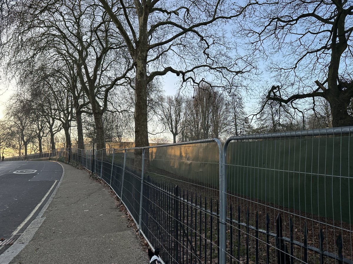 PatrickMulkern's tweet image. The total closure of #PrimroseHill for New Year from 30th December to 1st Jan – with two layers of crowd control barriers, and security standing around in the freezing cold – is ridiculously OTT, joy-sucking and draconian @theroyalparks @CamdenCouncil @metpoliceuk