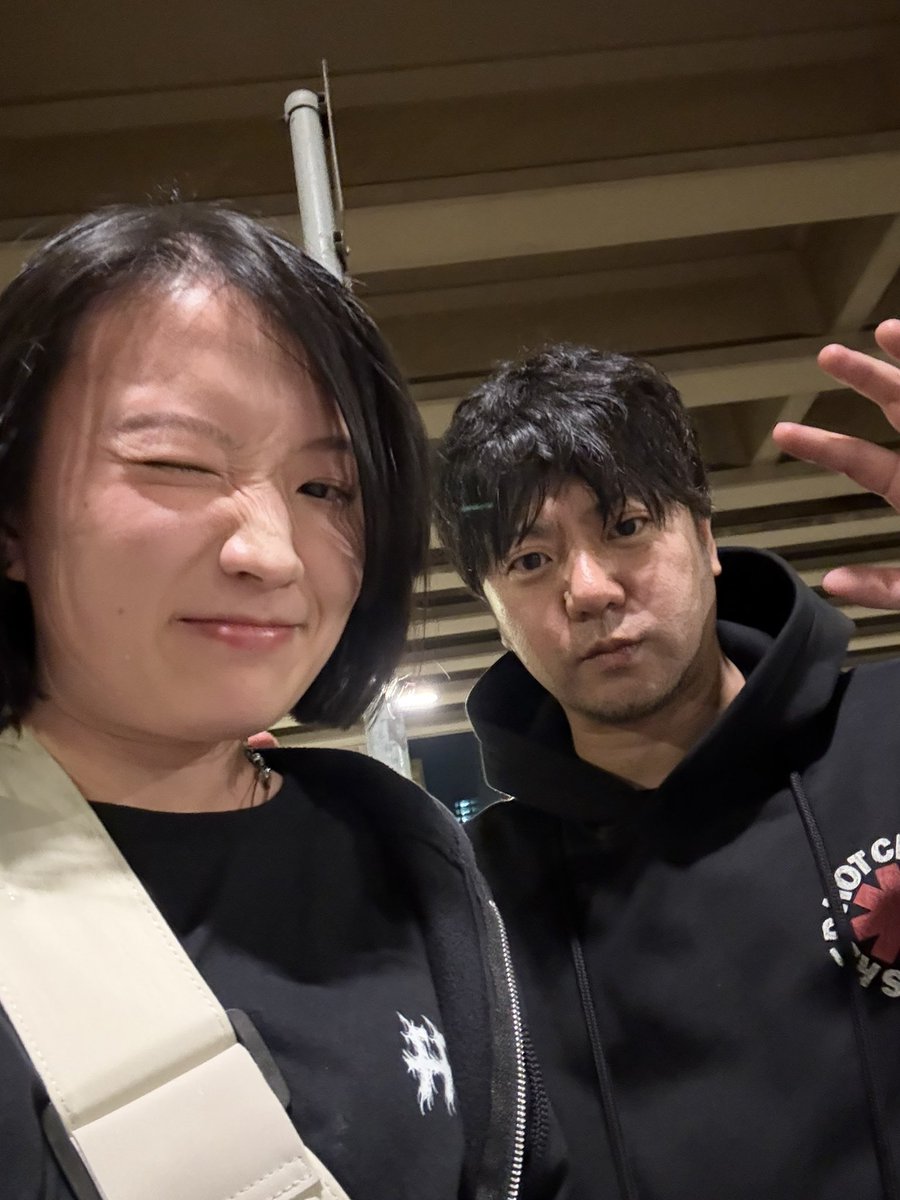 kwanisemo's tweet photo. 2025は相変わらず最悪な年なんだけど、長年聴いてるエルレと仕事できて、それで悲しいことが相殺された気がした笑
ずっと尊敬してる細美さん、長年の推しうぶさんと知り合えるなんて😭🥺🤍
今月上旬行われたフェスclockenflapのアテンドスタッフの仕事。再び日本語できてよかったと実感した。 https://t.co/Ch6NFj4ixs