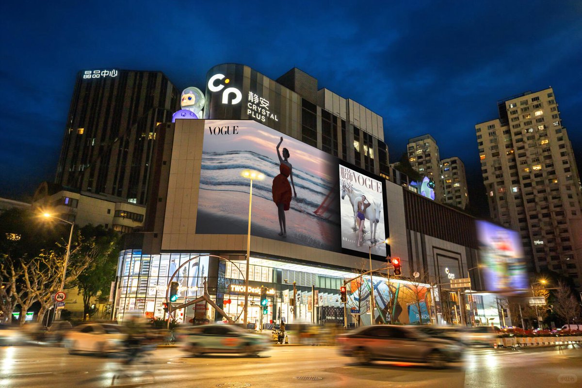 Queenbee_fox's tweet photo. The goddess of advertising has arrived! 
A huge billboard advertising #YangMi's @voguemagazine  New Year issue cover is featured at Shanghai Golden Eagle International Shopping Plaza!

@Prada's queen brand ambassador is here with her presence! 🔥 https://t.co/Z93y5MCXnp