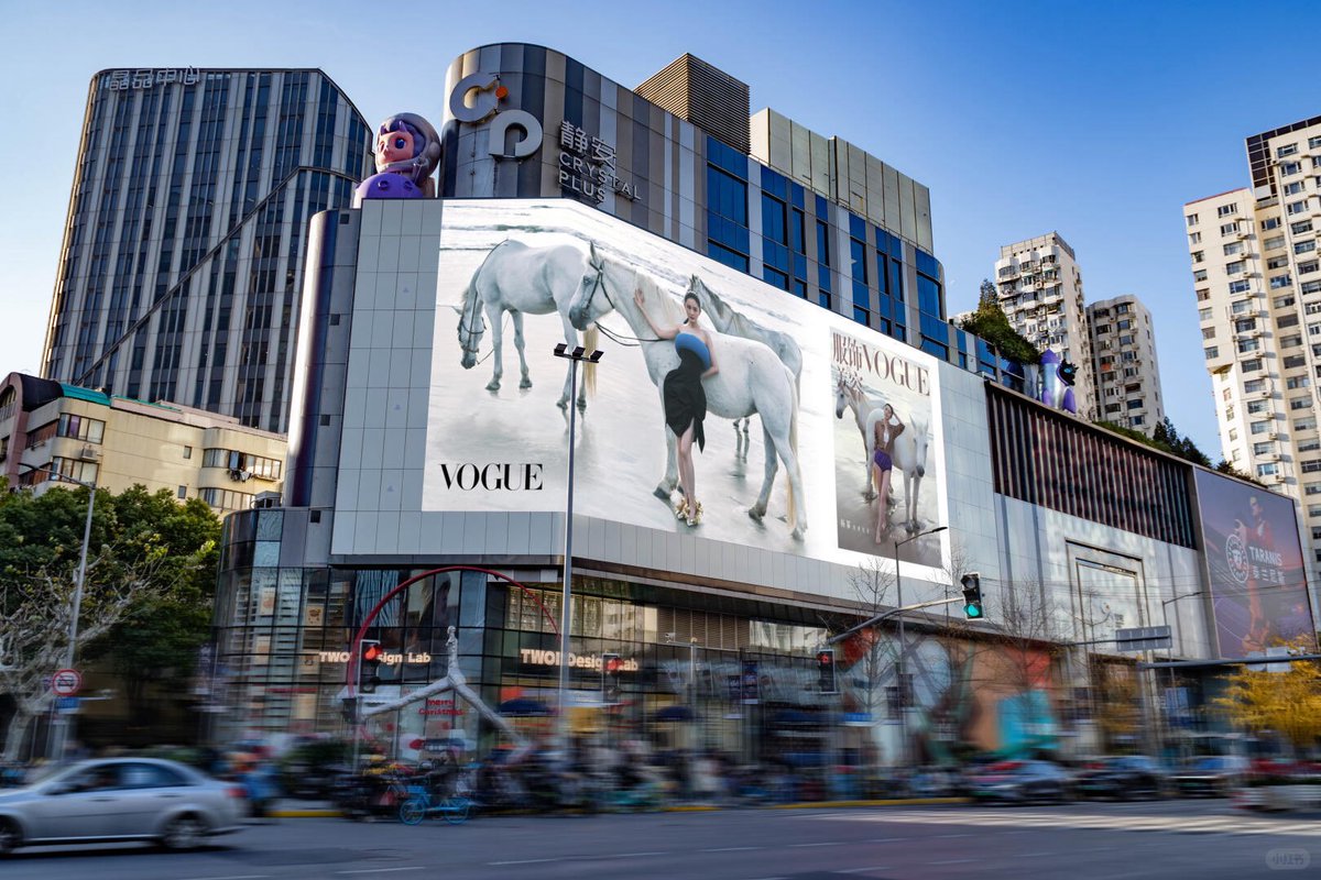 Queenbee_fox's tweet photo. The goddess of advertising has arrived! 
A huge billboard advertising #YangMi's @voguemagazine  New Year issue cover is featured at Shanghai Golden Eagle International Shopping Plaza!

@Prada's queen brand ambassador is here with her presence! 🔥 https://t.co/Z93y5MCXnp