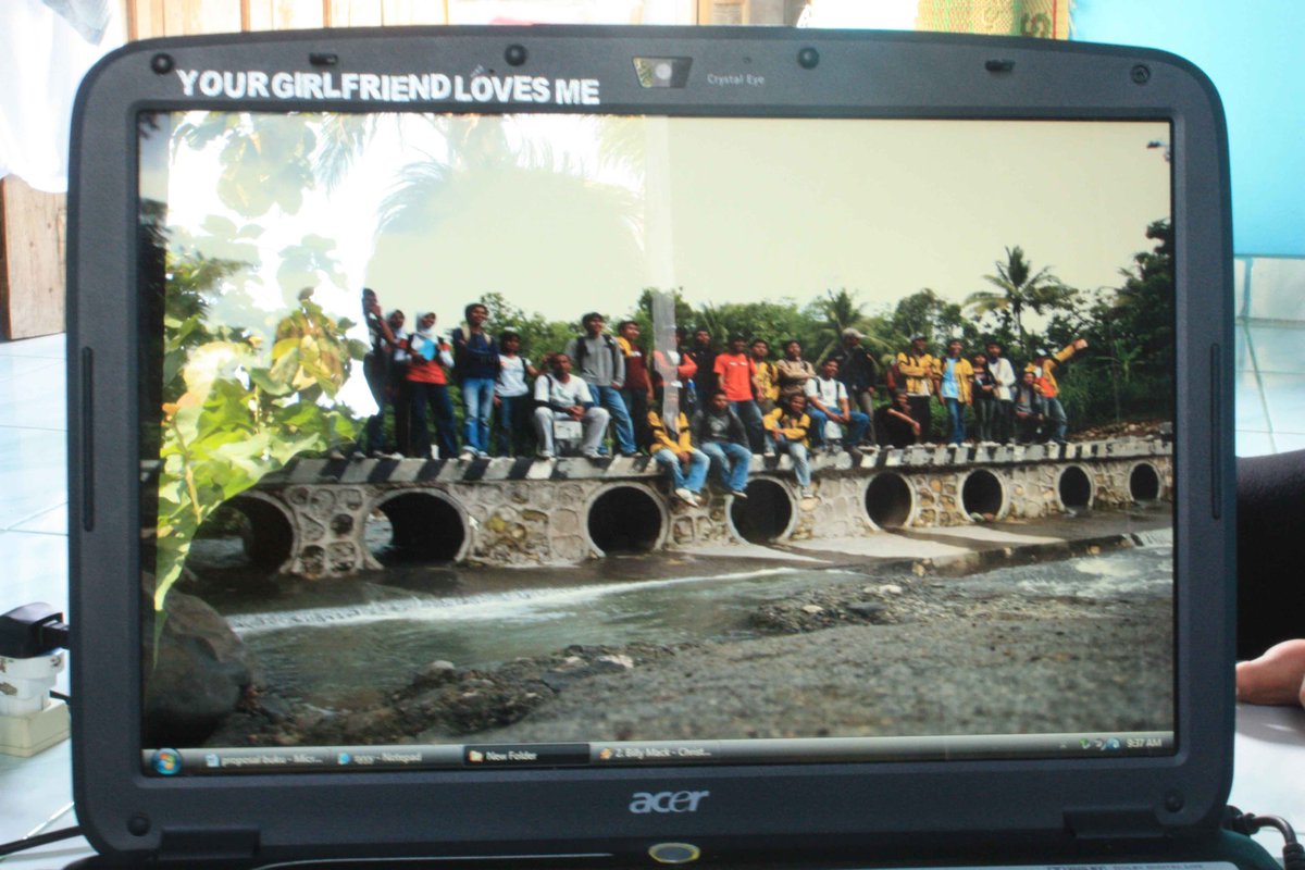 wallpaper Laptop dikala itu ....