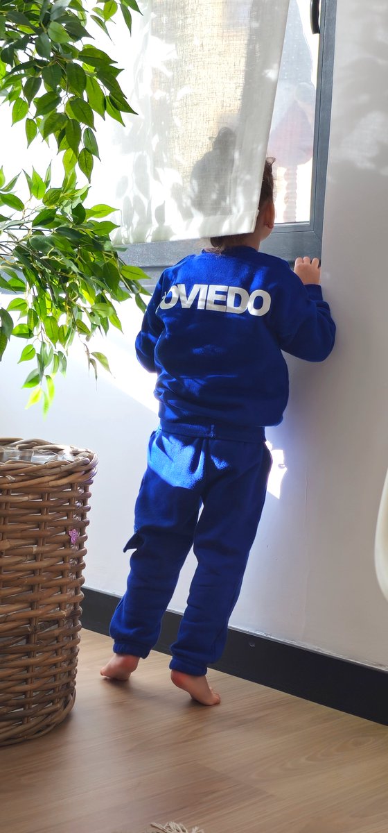 ROtiendaoficial's tweet photo. 🔵El azul es nuestro color desde peques🔵
Chándal algodón con bordado.
En tiendas y https://t.co/FABWRNdhBm
#realoviedo #chandal #niños #orgullovalorygarra #almainvencible #tiendaoficial https://t.co/M5hQWJ6Tfs