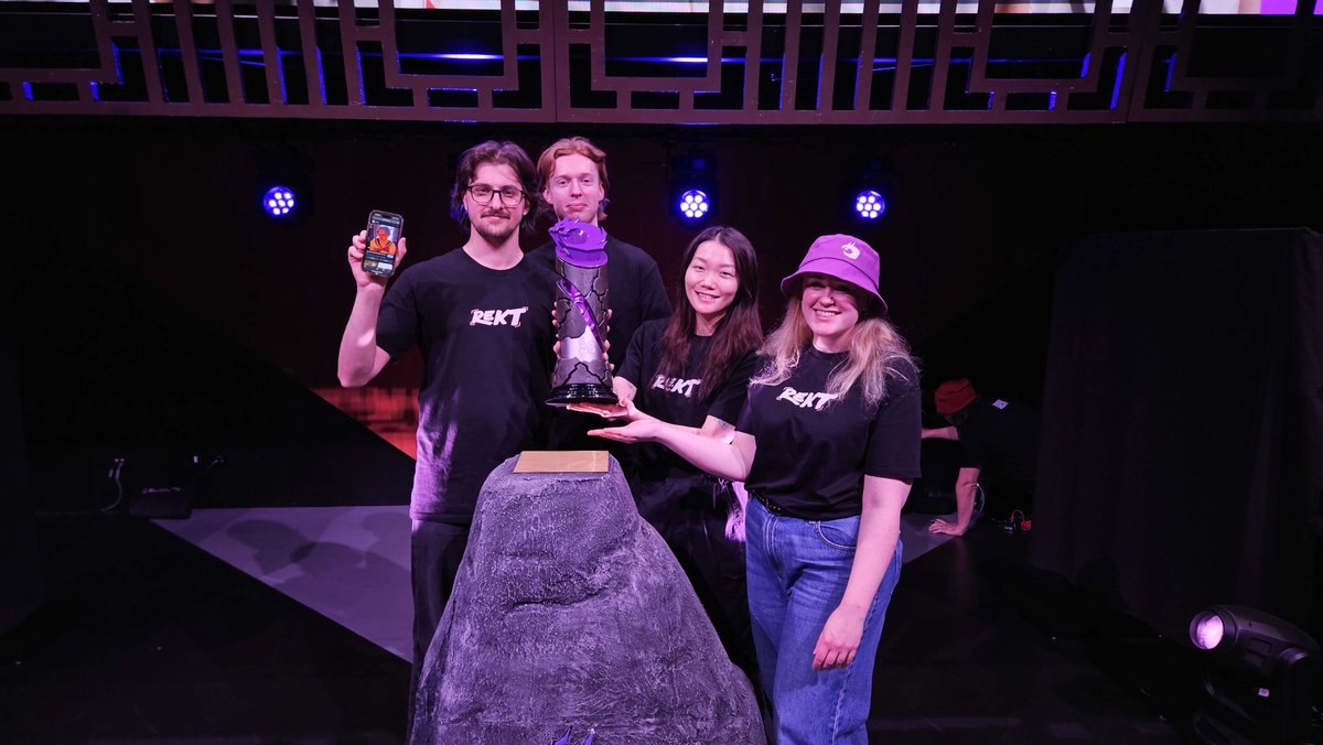 REKTgn's tweet photo. December Highlights - @eBay LIVE at @OzComicCon, @Rainbow6Game 10th Birthday Shoot, @R6esportsASIA APL Regional Finals Media at @FortressSydney,  @wizards_magic #SummerofMagic LIVE show in studio and #TheGauntlet Grand Final!😤 https://t.co/DPjzDLOtcN