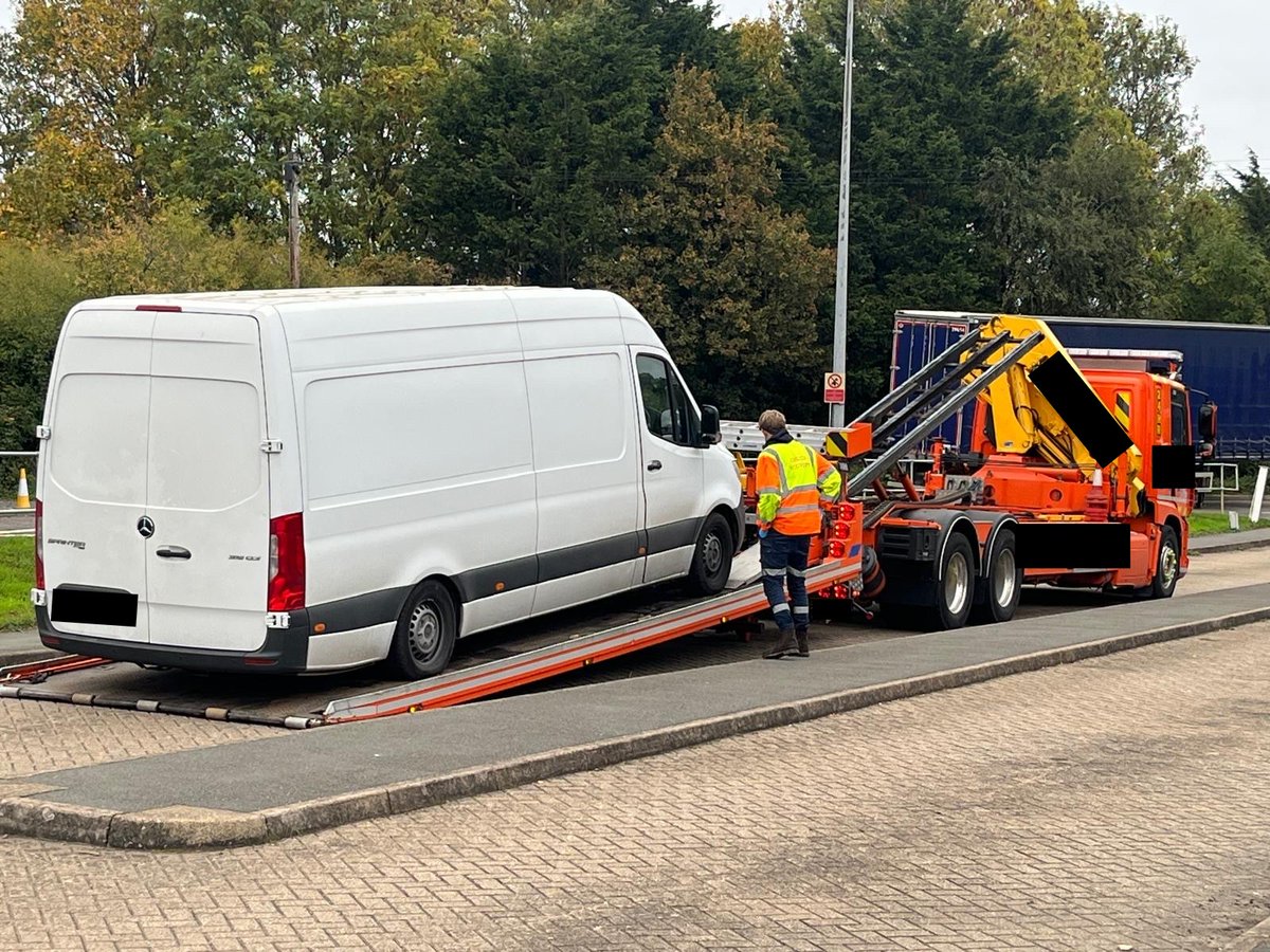 DVSAEnforcement's tweet image. 💥Seeing the New Year in with a BANG💥

Popular post from this year:
LGV loaded with fireworks weighing 5️⃣.5️⃣tonnes

✅Police checked insurance only to find the vehicle had none
✅Vehicle seized &amp;amp; catherine-wheeled away on a low-loader

Another crackling #Overweight stop by #DVSA