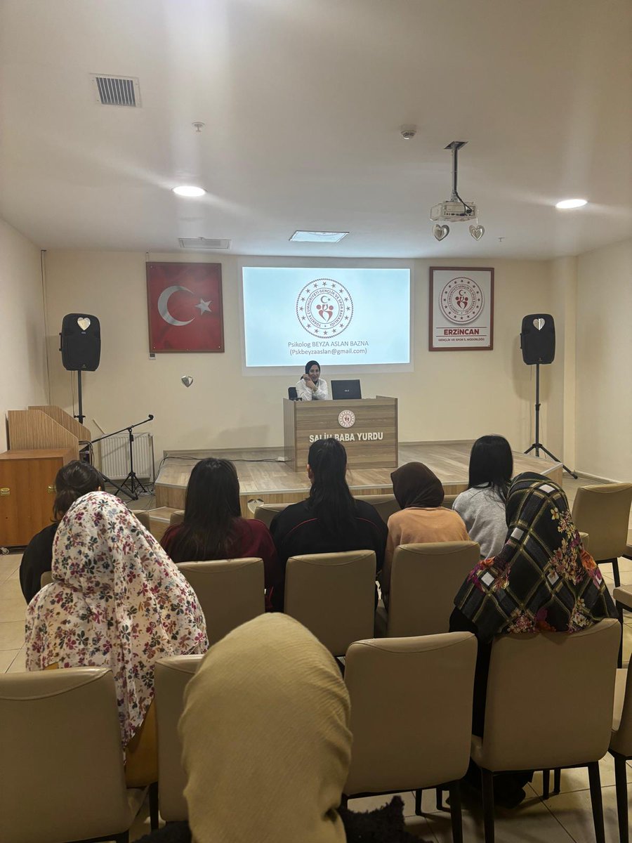 Salih Baba Yurdu, gençleri tehdit eden bağımlılık türlerine karşı farkındalık oluşturmak için harekete geçti. 
Düzenlenen seminerde Psikolog Beyza Aslan Bazan, öğrencilere bağımlılıktan korunmanın yollarını ve sağlıklı baş etme yöntemlerini anlattı.