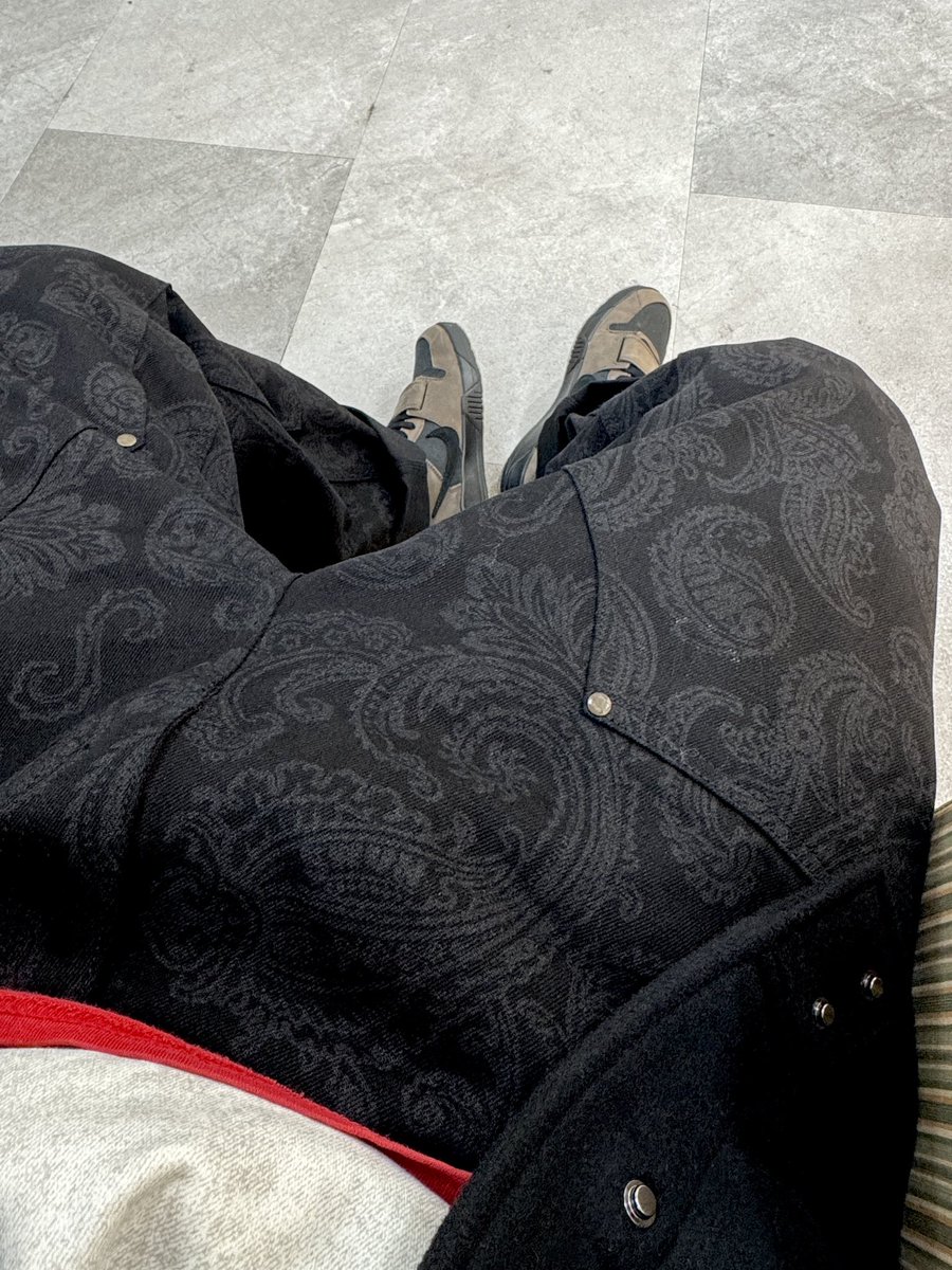 Snkrs_warrior's tweet image. 2025年、大晦日のパンツとスニーカー💁🏽

Kicks : Travis Scott × Nike Jordan Jumpman Jack TR CJ1 T-Rexx "Black and Dark Mocha"

Pants : S.W.U.N Paisley Double Knee Denim Pants