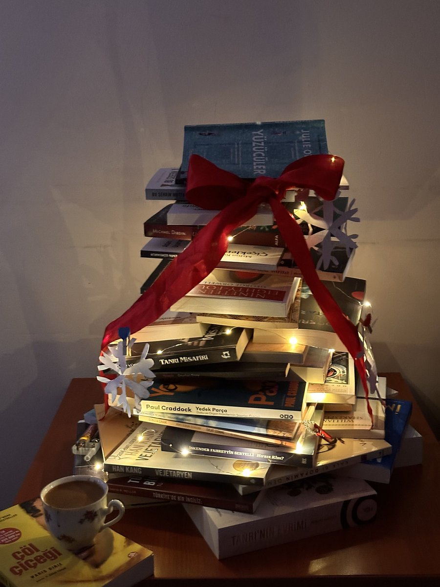 “Yeni yılda her sayfa bilgiyle, her kitap umutla dolsun.”             Bol kitap okumalı yılınız olsun 🎉🌸📚. @ktbkygm <a href="/etkin/">etkin</a>.kutuphane <a href="/ayhanapaydin_40/">Ayhan Ap🌜dın🇹🇷</a> @mustafadogann68 @kirsehirvaliligi <a href="/kirsehiriktm/">Kırşehir İl Kültür ve Turizm Müdürlüğü</a> @mehmetersoytr @tanerbeyoglu @_ahmetozekmekçi