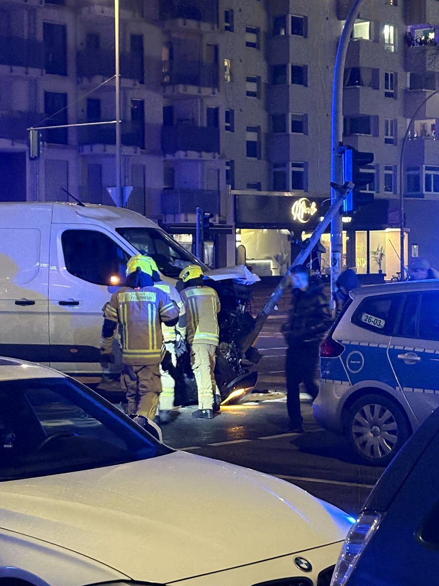 <a href="/Nocciolinchen/">Knucklehead🚲🐝🦩🧚🏻‍♂️🐛🦋</a> Meine liebste Fahrzeugkategorie in dieser Stadt. Kommen gleich nach Uber…

Gut, dass er Steuern zahlt. Da ist der komplette Einsatz schon durchfinanziert.