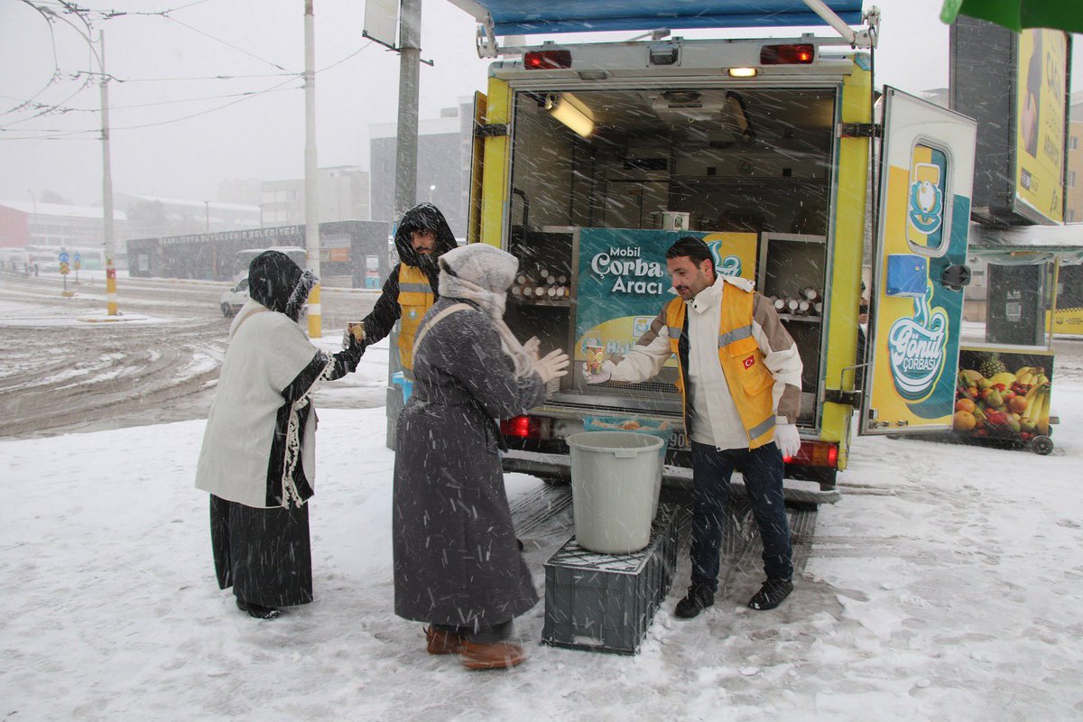 haliliye_bld's tweet image. HALİLİYE’DE KAR MÜCADELESİ ARALIKSIZ SÜRÜYOR 

Haliliye Belediyesi, kent genelinde etkili olan kar yağışı nedeniyle çalışamalarını aralıksız olarak sürüdürülüyor. Belediye ekipleri bir yanda karla mücadele ederken diğer yandan da çorba ikramı ile vatandaşların yanında oluyor.…