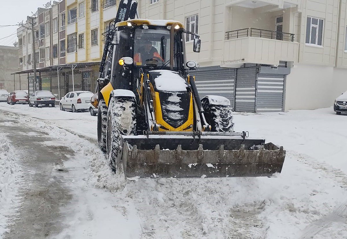 haliliye_bld's tweet image. HALİLİYE’DE KAR MÜCADELESİ ARALIKSIZ SÜRÜYOR 

Haliliye Belediyesi, kent genelinde etkili olan kar yağışı nedeniyle çalışamalarını aralıksız olarak sürüdürülüyor. Belediye ekipleri bir yanda karla mücadele ederken diğer yandan da çorba ikramı ile vatandaşların yanında oluyor.…