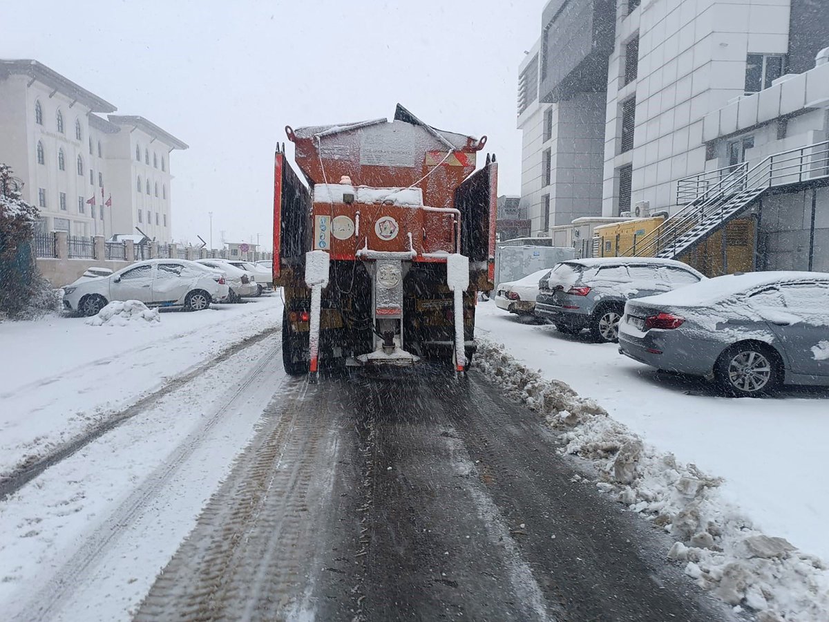 haliliye_bld's tweet image. HALİLİYE’DE KAR MÜCADELESİ ARALIKSIZ SÜRÜYOR 

Haliliye Belediyesi, kent genelinde etkili olan kar yağışı nedeniyle çalışamalarını aralıksız olarak sürüdürülüyor. Belediye ekipleri bir yanda karla mücadele ederken diğer yandan da çorba ikramı ile vatandaşların yanında oluyor.…