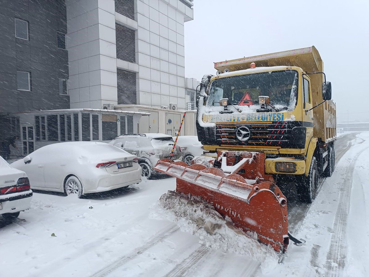 haliliye_bld's tweet image. HALİLİYE’DE KAR MÜCADELESİ ARALIKSIZ SÜRÜYOR 

Haliliye Belediyesi, kent genelinde etkili olan kar yağışı nedeniyle çalışamalarını aralıksız olarak sürüdürülüyor. Belediye ekipleri bir yanda karla mücadele ederken diğer yandan da çorba ikramı ile vatandaşların yanında oluyor.…