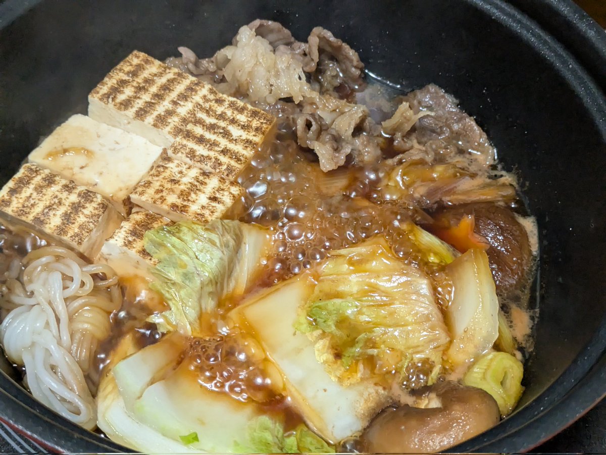 すき焼きパーティ 今夜はうちのタンクトップボーイズと 紅白見ながら、年忘れすき焼き