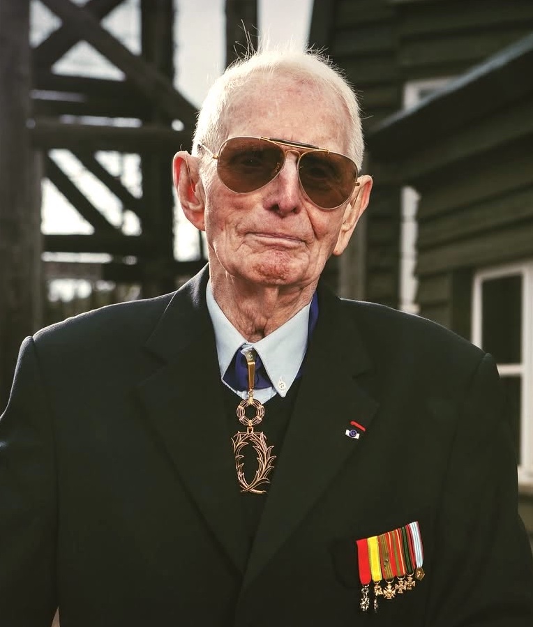 paroles_la's tweet image. En 1943, il écrivit dans sa cellule : "La liberté n'est chère qu'à ceux qui l'ont perdue". Condamné à mort à 19 ans, déporté au Struthof puis à Dachau, il dit jusqu'à la fin de sa vie le devoir de tout faire pour que cela n'arrive plus. Henri Mousson est mort hier. 101 ans.