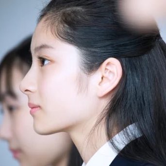 YOU_tarou104's tweet photo. んー、やっぱりなって感じ
バズってたこの子の横顔と
シン・セギョンの横顔、特徴一緒

個人的な本音言うと
韓国って鼻整形はﾏｯｯｯｼﾞ上手い
ここは異論ない

でも鼻だけ立派で
惜しい横顔が量産されてる

中顔面って
鼻だけじゃ成立しないのに
そこ切り分けられてないのが惜しい
鼻唇角・猫貴族だいじよ