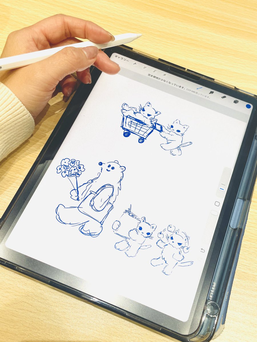 今年は毎日描くことを意識して過ごしてきた✒️

朝オフィス行く前に、カフェに寄って描くのを習慣にしたりして。出張の朝早過ぎるときは無理だったりしたけど。

描いた枚数は353枚。

いろんな子たちが生まれた🩷💙