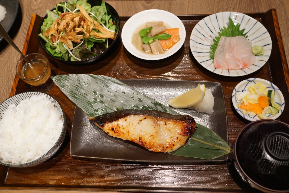 LittleBirbMame's tweet photo. สิ้นปีแล้ว มาแชร์ 10 ร้านอาหารที่ได้ไปต่อในปี 2026 ครับ

1. Gen Japanese Charcoal Grill

เป็นร้านอาหารญี่ปุ่นที่คุ้มค่าคุ้มราคา อร่อยทุกอย่าง ราคาดี เมนูย่างถ่านดีมากก ร้านนี้มี Hitachi wagyu เป็นวากิวพรีเมียมจากอิบารากิให้ลองทานด้วย Set กลางวันคุ้มมาก ข้าวปลาดิบล้นๆ รูปแรก 480++ https://t.co/2F0Effbvsg
